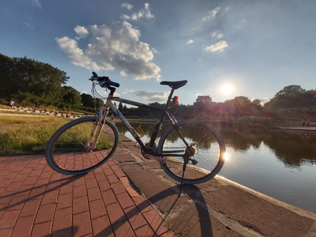 rower na tle stawu i zachodzącego słońca