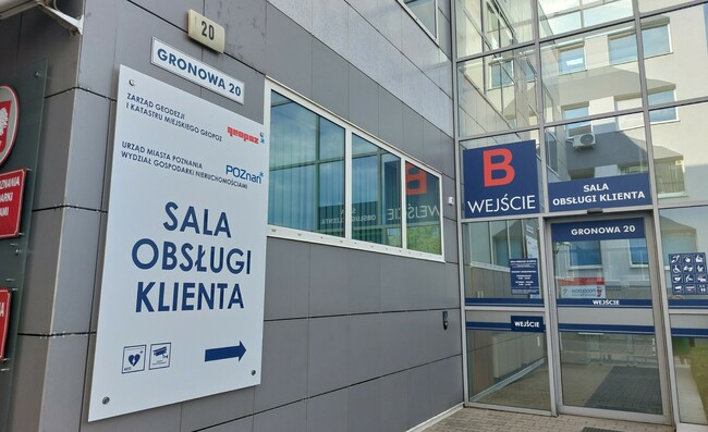 Zdjęcie przedstawia wejście do Sali Obsługi Klienta oznaczone literą B, do budynku Gronowa 20.