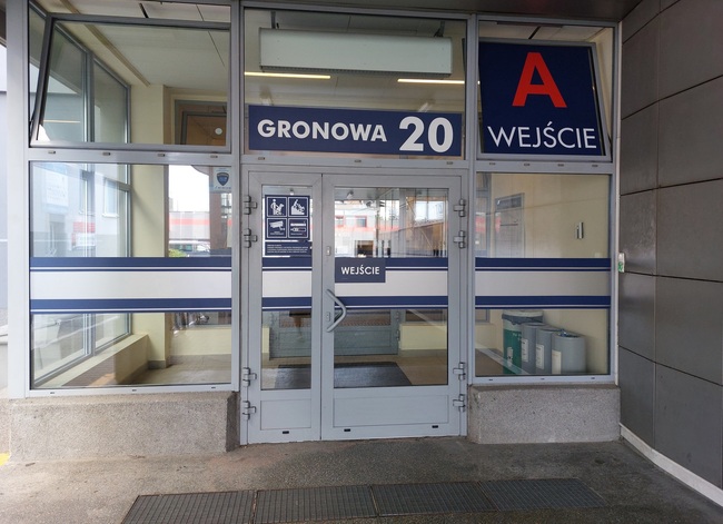 Zdjęcie przedstawia wejście A do budynku GEOPOZU, Gronowa 20.